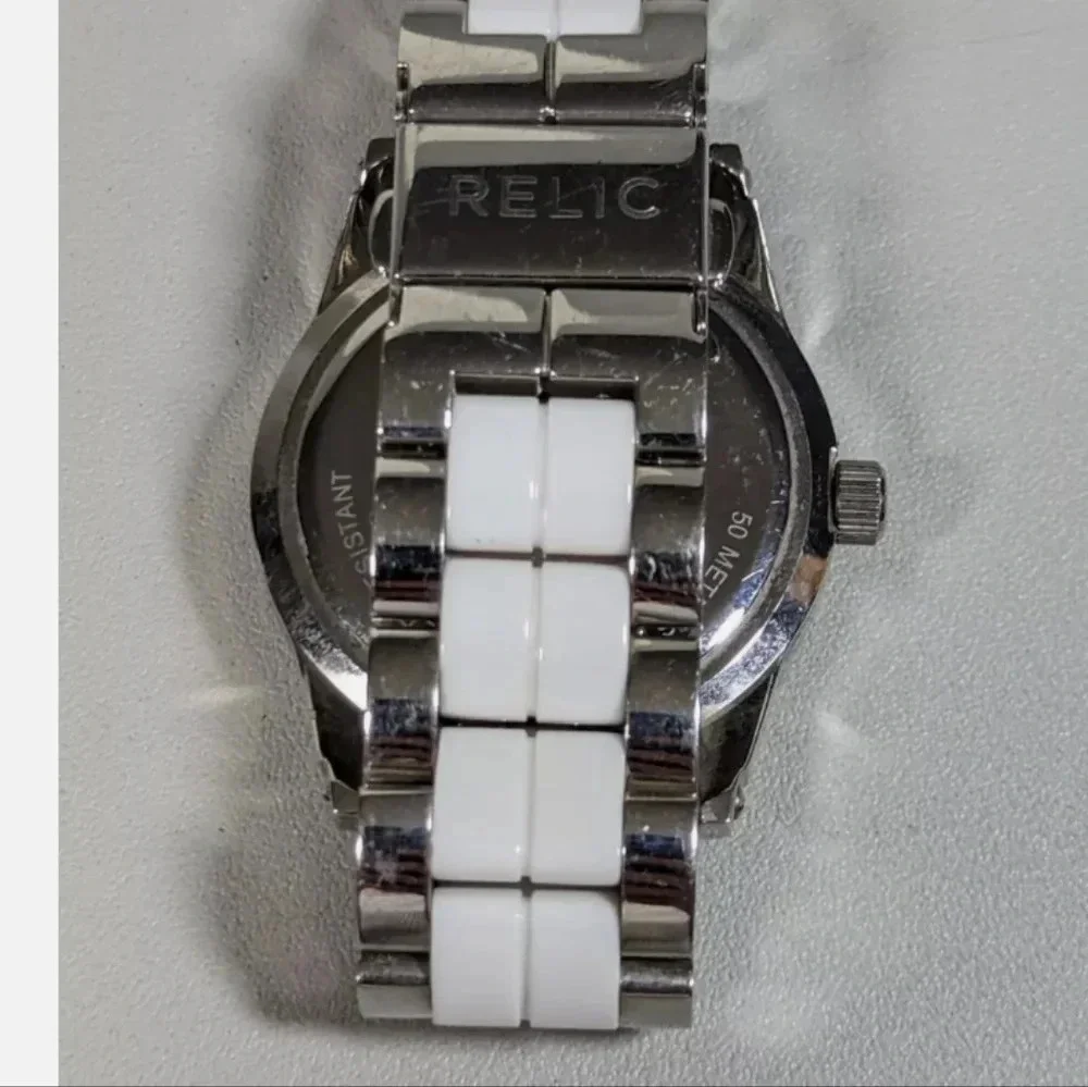 Relic Pearlized Dial White Bezel Round Silver Tone Case Link Bracelet Band Watch